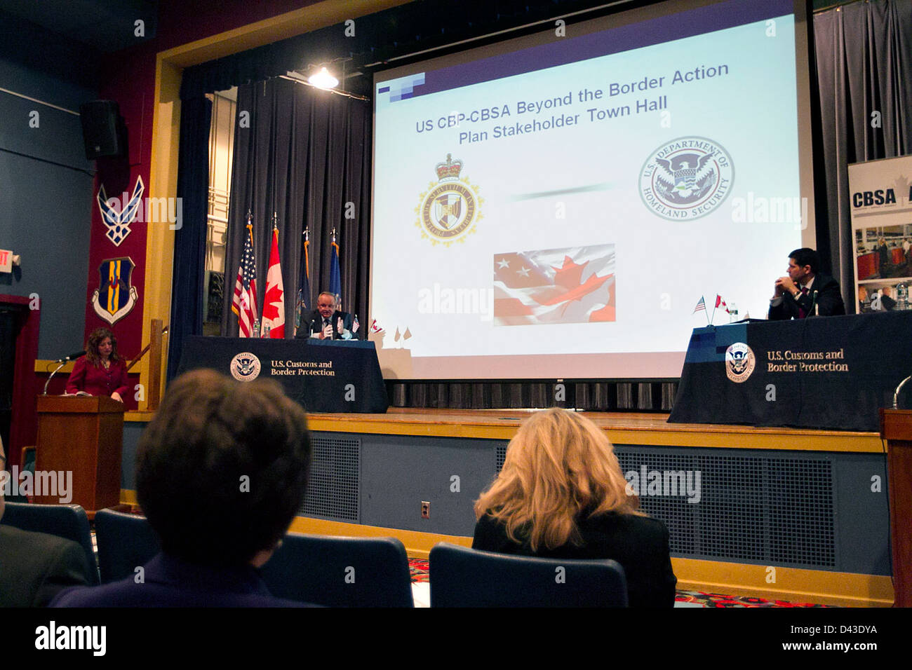 Nel febbraio 2016, gli Stati Uniti e il Canada Border Services hanno co-ospitato le riunioni degli stakeholder "Beyond the Border" a Niagara Falls. L'evento si è concentrato sul miglioramento della sicurezza, del commercio e della collaborazione tra le due nazioni. Foto Stock