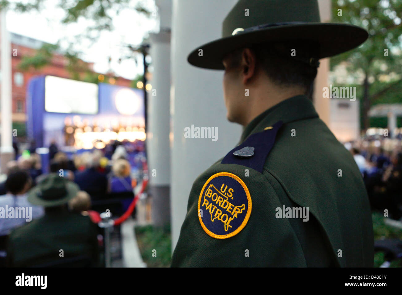 La Veglia della luce a candela della settimana nazionale della polizia onora gli agenti caduti delle forze dell'ordine. L'evento è un'occasione solenne che rende omaggio ai sacrifici fatti dagli ufficiali al servizio delle loro comunità. Foto Stock