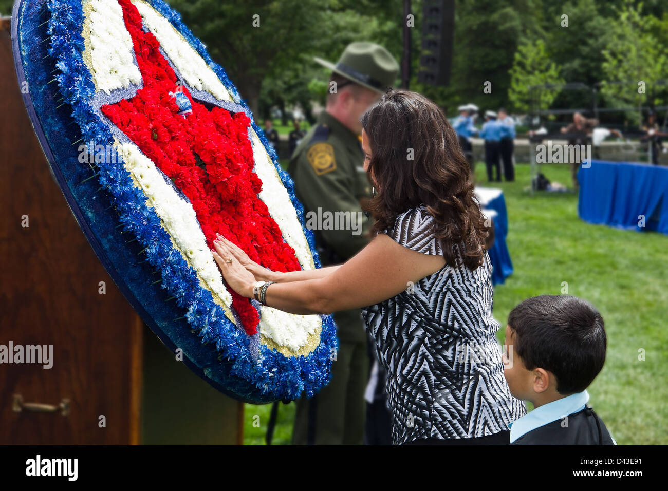 Il 31st Annual National Peace Officers' Memorial Service onora gli ufficiali caduti delle forze dell'ordine. Include una cerimonia di deposizione delle ghirlande, che riconosce i sacrifici degli ufficiali in servizio. Questo evento evidenzia l'importanza delle forze dell'ordine nel mantenimento della pubblica sicurezza e della sicurezza nazionale. Foto Stock