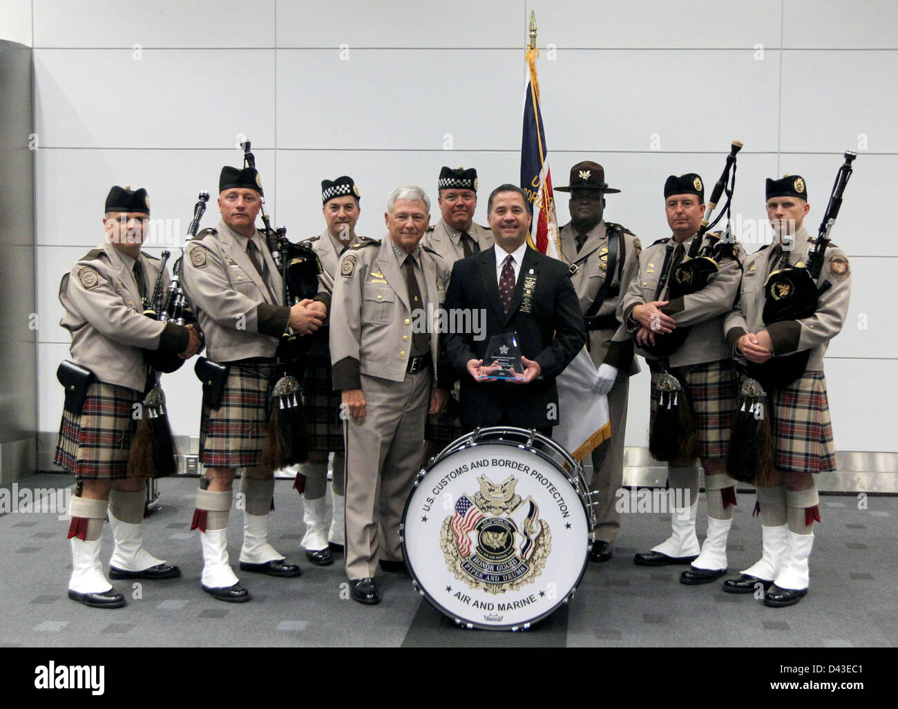 Il Pipes and Drum Team dell'Ufficio per la protezione delle dogane e delle frontiere degli Stati Uniti d'America si esibisce durante la settimana nazionale della polizia, mostrando le tradizioni cerimoniali del dipartimento e la presenza delle forze dell'ordine federali. Foto Stock