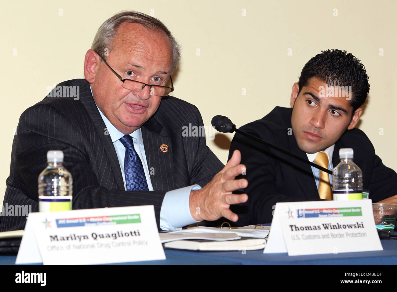 I leader del CBP discutono dei progressi compiuti nel miglioramento delle misure di sicurezza al confine tra Stati Uniti e Messico, concentrandosi sul lavoro degli sforzi delle dogane e della protezione delle frontiere degli Stati Uniti e della pattuglia delle frontiere per garantire la sicurezza delle frontiere e affrontare i problemi legati all'immigrazione. Foto Stock