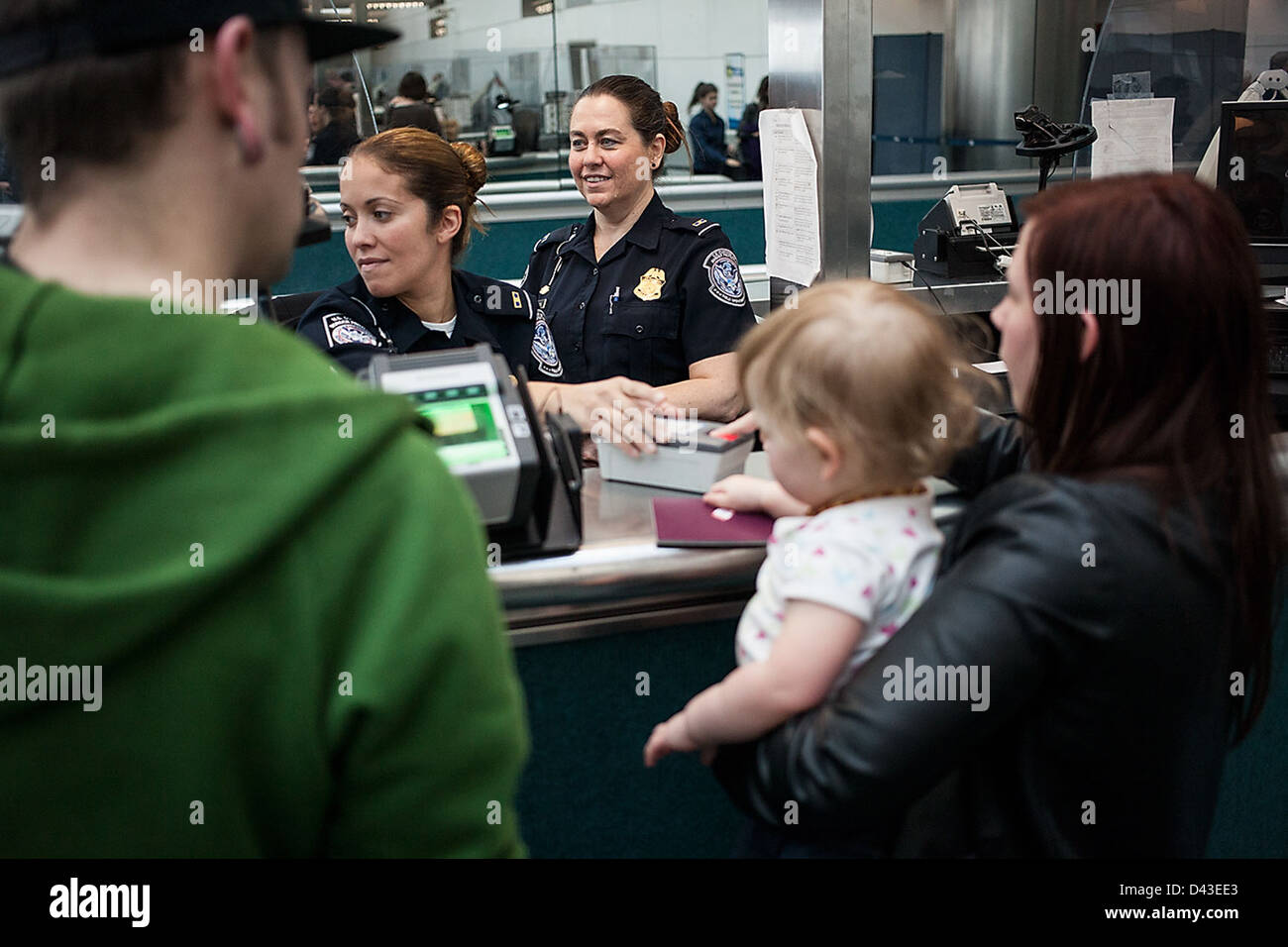 Questa immagine raffigura gli agenti della dogana e della protezione delle frontiere degli Stati Uniti che gestiscono l'afflusso di passeggeri all'aeroporto internazionale Liberty di Newark dopo l'uragano Sandy, riflettendo gli sforzi federali nella risposta alle catastrofi e nella sicurezza delle frontiere. Foto Stock