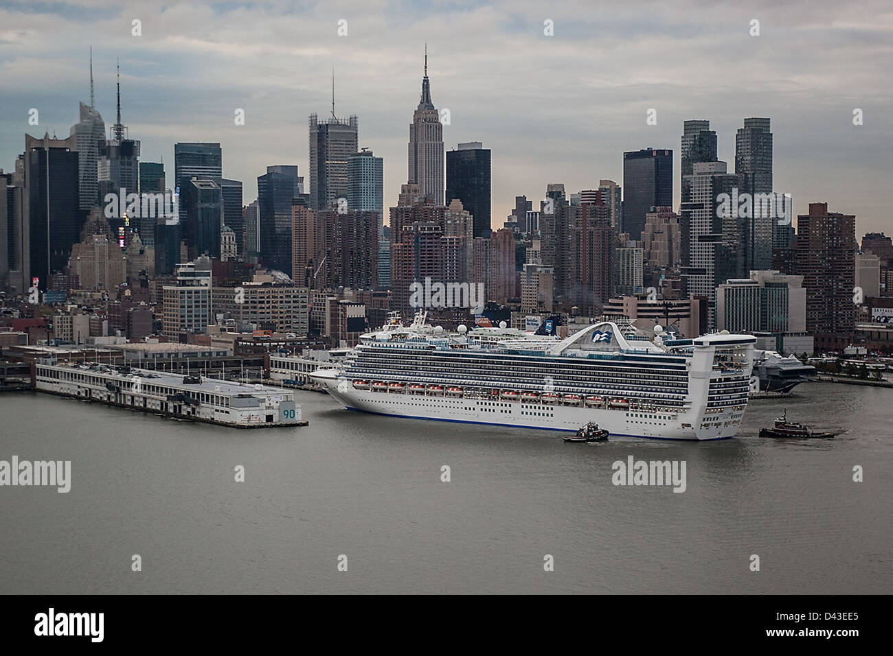Stati Uniti Dogane e della protezione delle frontiere attende l'elaborazione passeggero della prima nave da crociera in NYC post uragano Sandy Foto Stock
