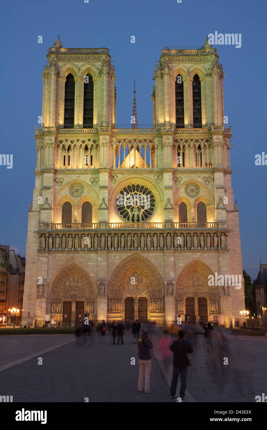 Iconici di architettura francese. Il famoso fronte ovest della cattedrale di  Notre Dame, illuminato di notte. Un grande capolavoro gotico nel centro di  Parigi. La Francia Foto stock - Alamy