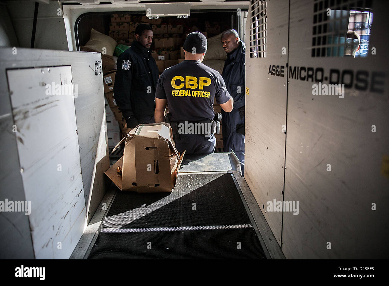Gli agenti della dogana e della protezione delle frontiere degli Stati Uniti presso il porto di New York/Newark conducono la prima ispezione di container dopo l'uragano Sandy, concentrandosi sul recupero e sulla sicurezza di rotte commerciali vitali. Foto Stock