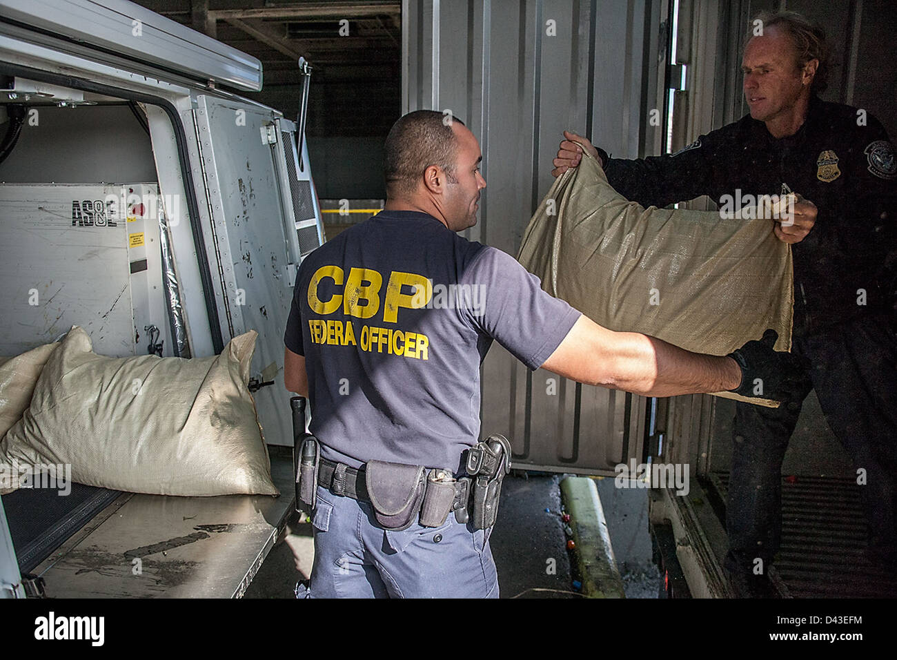 Dopo l'uragano Sandy, la Customs & Border Protection degli Stati Uniti presso il porto di New York/Newark ha condotto la sua prima ispezione di container. Ciò ha segnato la ripresa delle normali operazioni, garantendo la sicurezza e la sicurezza delle merci che entrano negli Stati Uniti attraverso la regione. Foto Stock