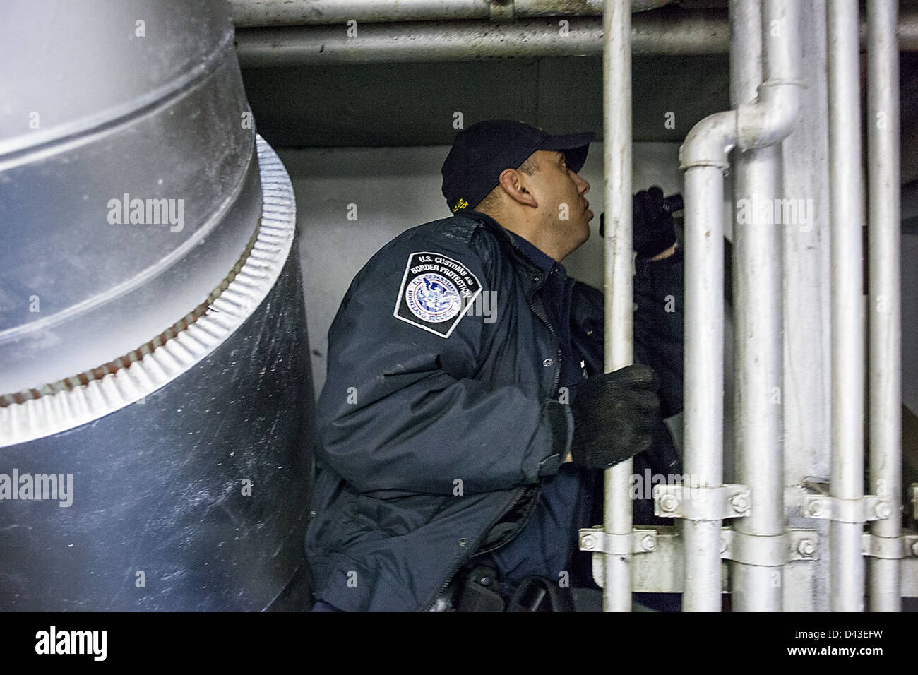 In seguito all'uragano Sandy, la Customs & Border Protection degli Stati Uniti ha ripreso le ispezioni di navi e container al porto di New York/Newark per garantire la sicurezza e la sicurezza delle merci in arrivo. Foto Stock