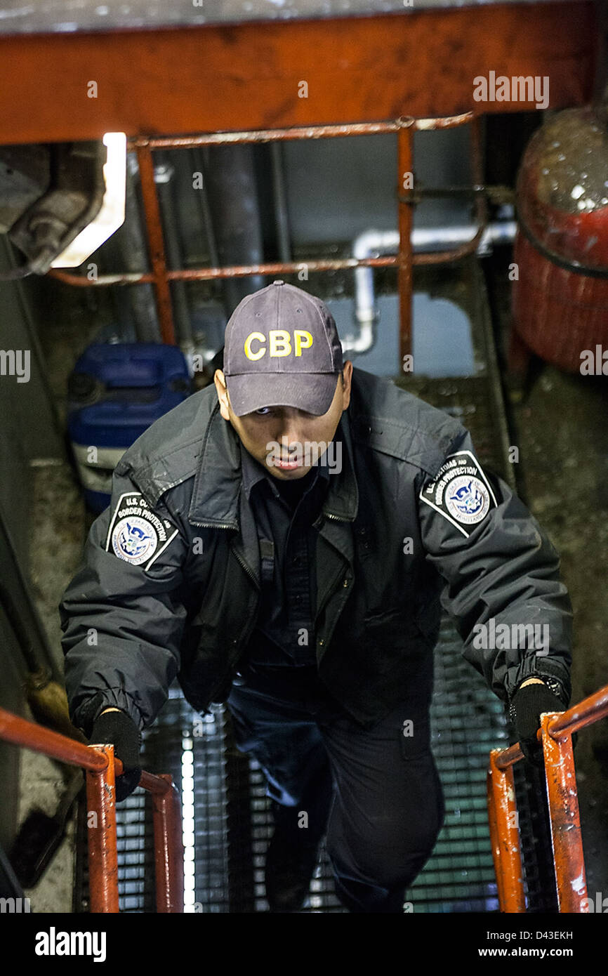 Questa immagine mostra il personale delle dogane e della protezione delle frontiere (CBP) degli Stati Uniti, compresi gli ispettori dell'immigrazione e gli agenti della pattuglia di frontiera, in risposta alle conseguenze dell'uragano Sandy nell'area di New York/New Jersey il 5 novembre 2012. Il loro ruolo comprendeva il coordinamento della risposta alle catastrofi e la sicurezza delle frontiere durante gli sforzi di ripresa. Foto Stock