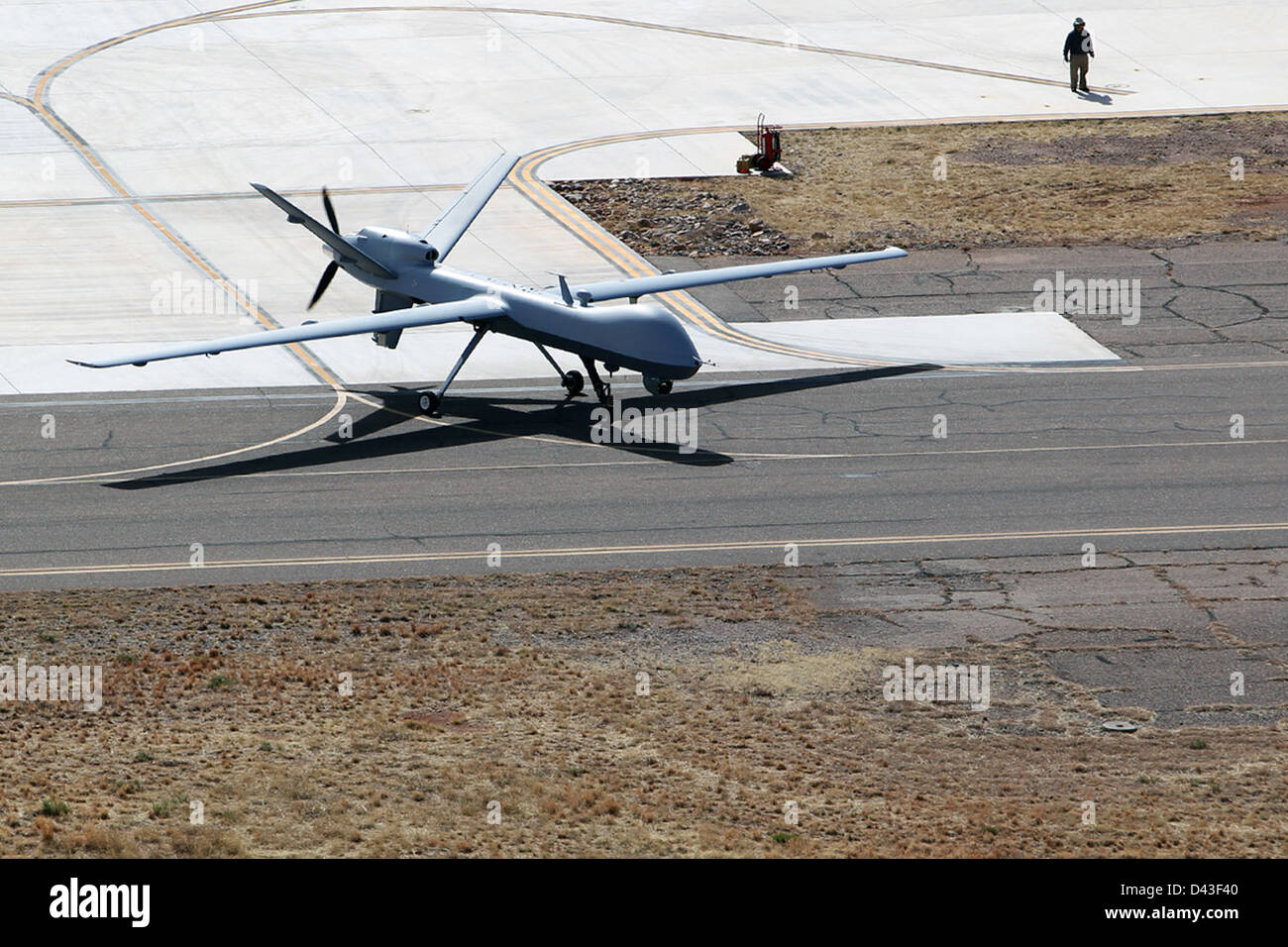 Questa immagine illustra l'uso dei sistemi aerei senza equipaggio (UAS) per le operazioni di sicurezza delle frontiere condotte dal CBP (Customs and Border Protection) degli Stati Uniti. Questi sistemi migliorano la sorveglianza e supportano le forze dell'ordine ai confini degli Stati Uniti. Foto Stock