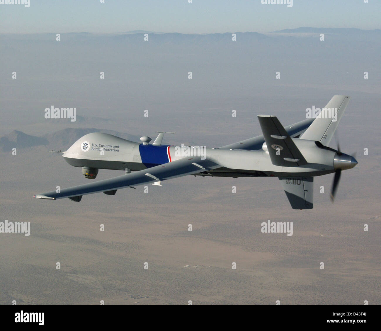 Questa immagine rappresenta l'uso di sistemi aerei senza equipaggio (UAS) da parte di agenzie federali come le dogane degli Stati Uniti e la protezione delle frontiere per la sicurezza delle frontiere. Questi sistemi migliorano la sorveglianza e supportano l'applicazione dell'immigrazione lungo i confini degli Stati Uniti. Foto Stock