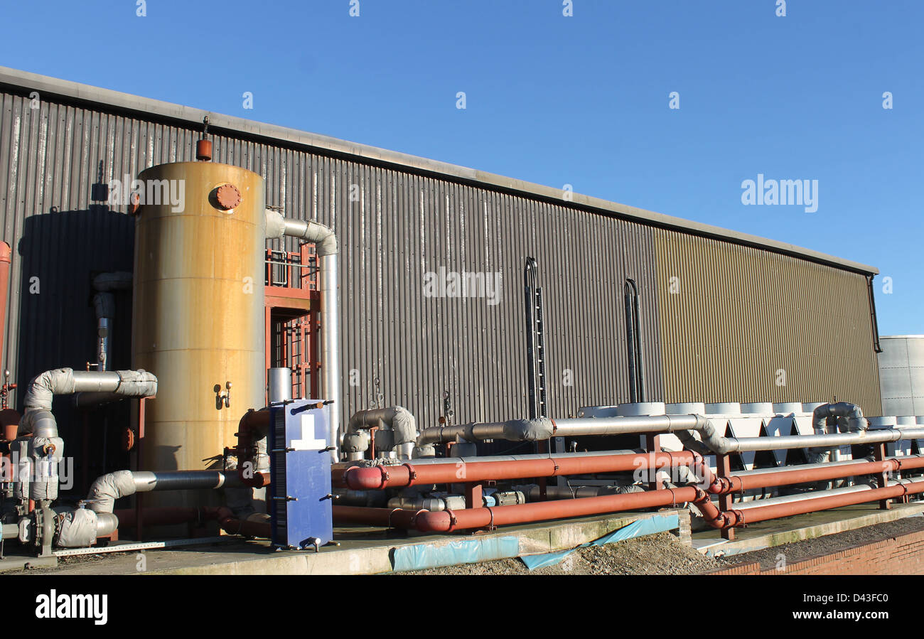 Esterno del moderno stabilimento industriale edificio con serbatoio e tubazioni. Foto Stock