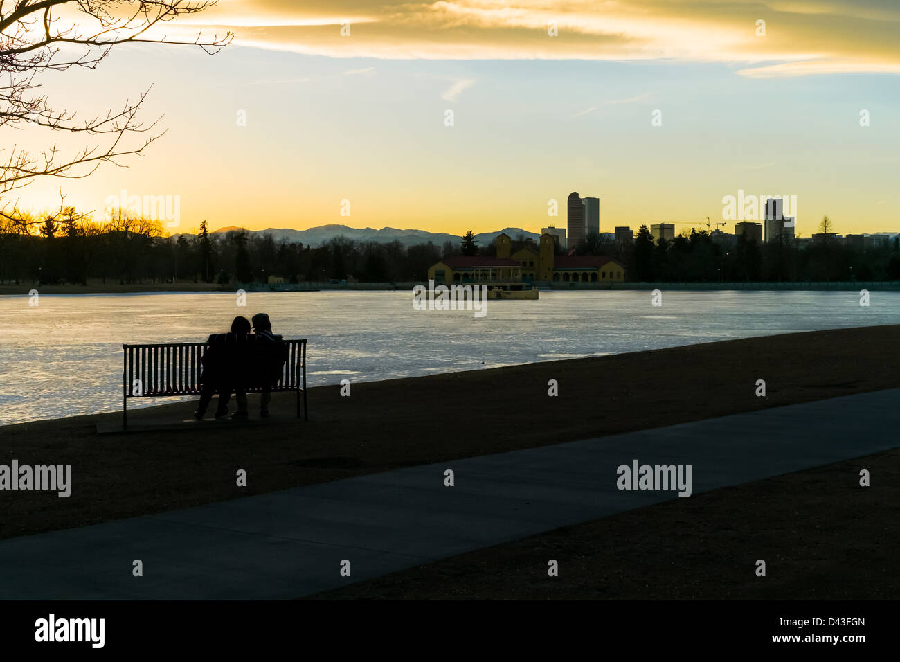 Una immagine concettuale di un paio di guardare il tramonto al Lago Ferril a Denver parco della città. Foto Stock