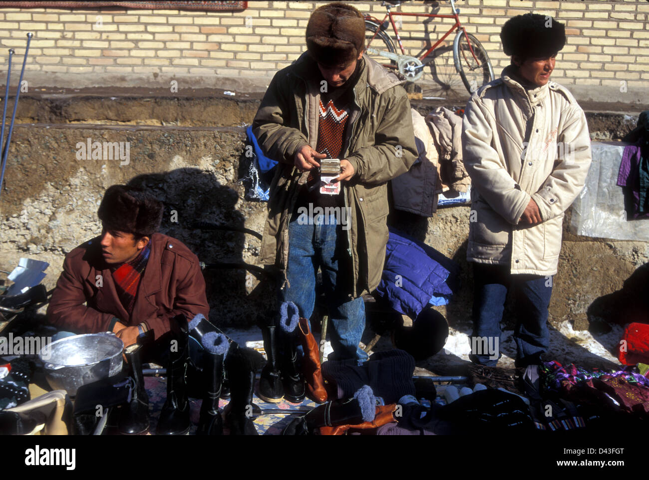 Tre uomini commercianti nel mercato di Khiva, Uzbekistan Foto Stock