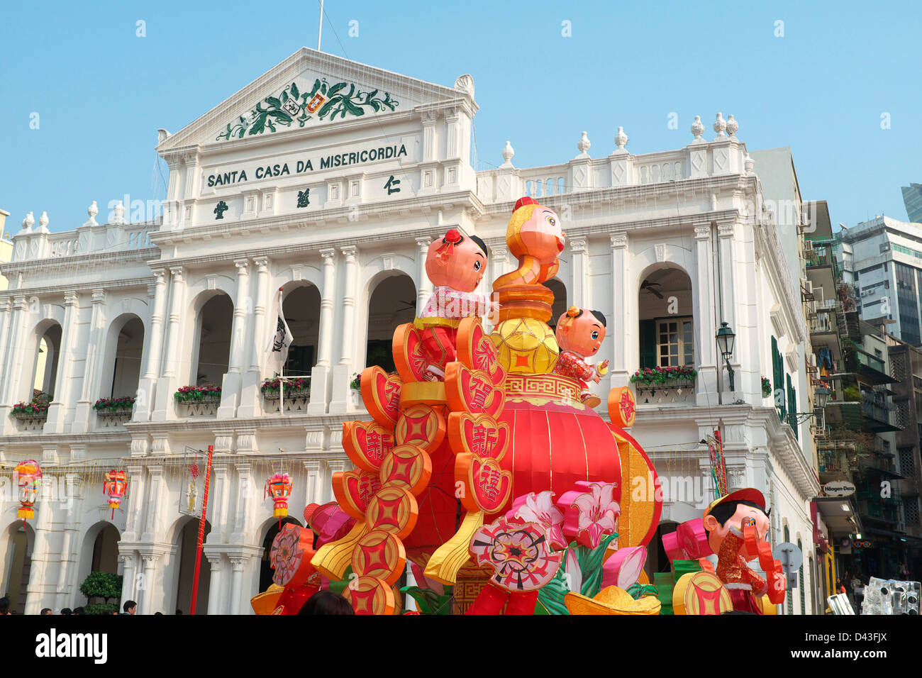 Anno Nuovo Cinese decorazioni nella parte anteriore della Santa Casa da Misericordia nella RAS di Macao, Cina Foto Stock
