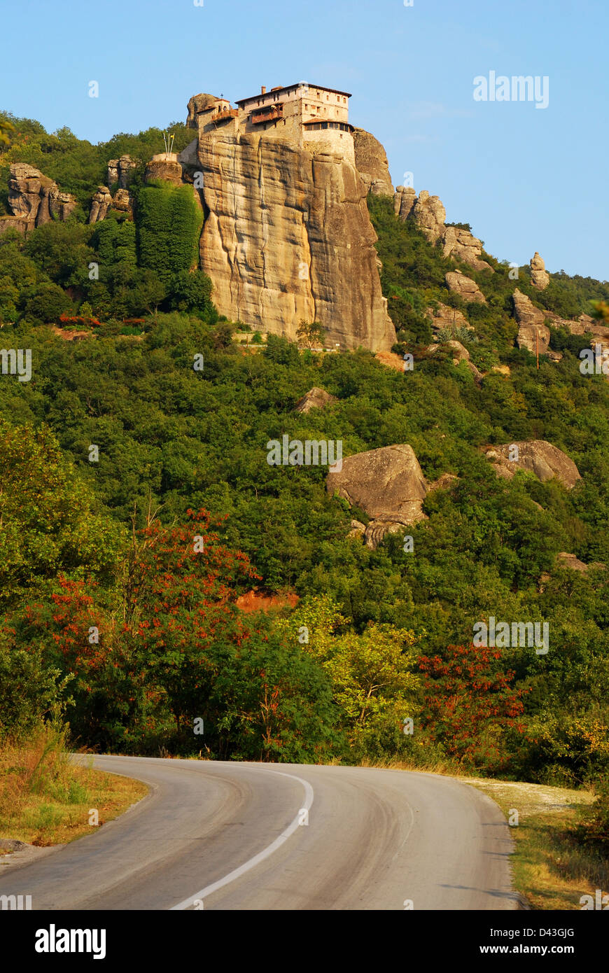 Fondata nel XVI secolo, il facilmente accessibile monastero Rousannou occupa una roccia inferiore rispetto agli altri della meteora Foto Stock