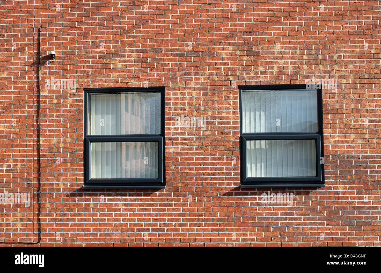 Windows in un muro di mattoni di ufficio moderno edificio. Foto Stock