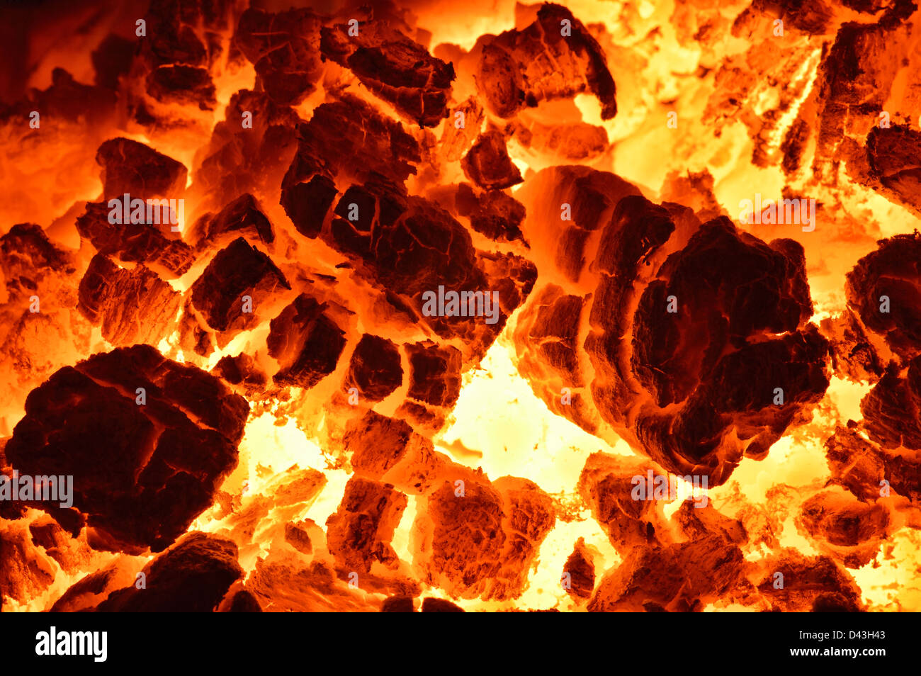 La combustione di carbone. Close up red hot braci brillava in stufa. Foto Stock