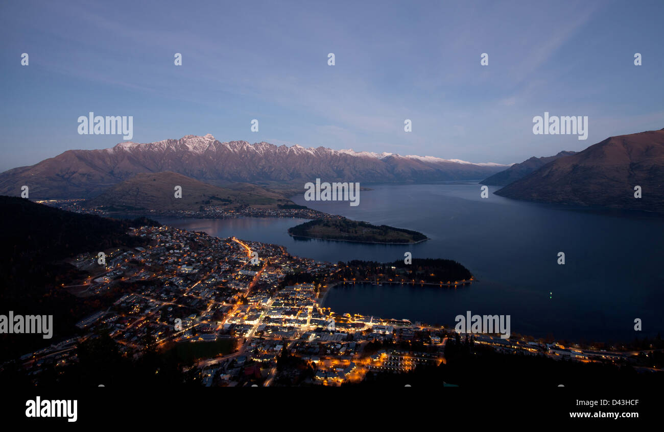 Bella luce della sera scenario della baia di Queenstown lago Wakatipu città di Queenstown Nuova Zelanda Foto Stock
