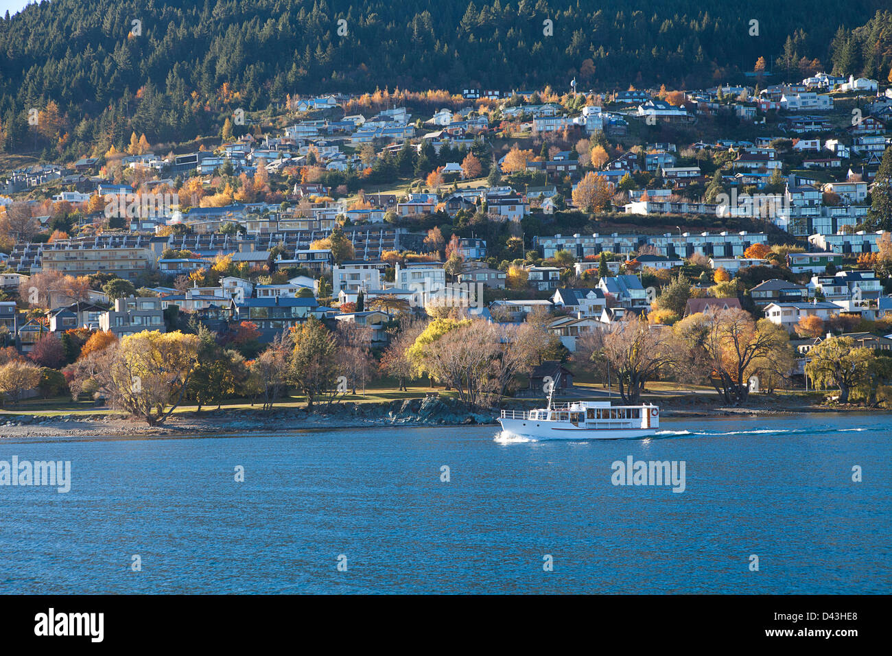 Vista città turistiche crociera lungo il lago di Wakatipu Queenstown Isola del Sud della Nuova Zelanda Foto Stock