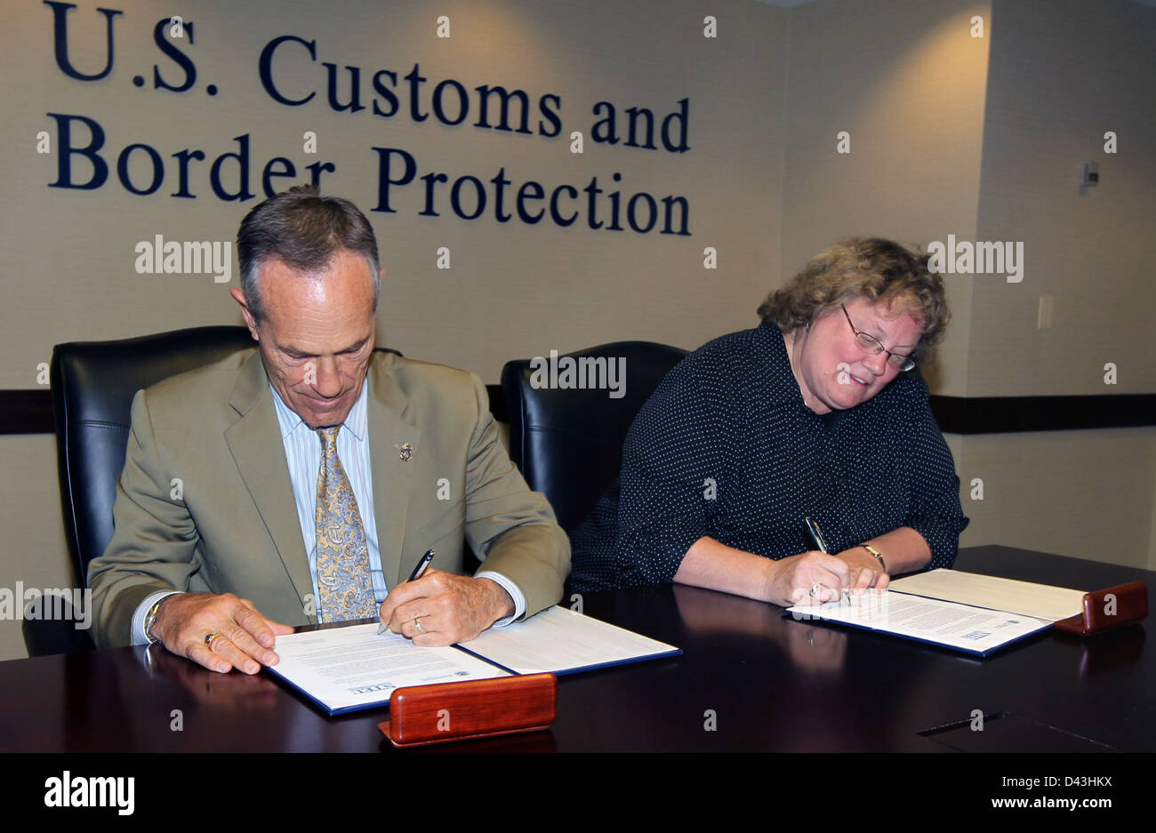 Signor Commissario Alan Bersin e NTEU Presidente Colleen Kelley firmano un accordo Foto Stock