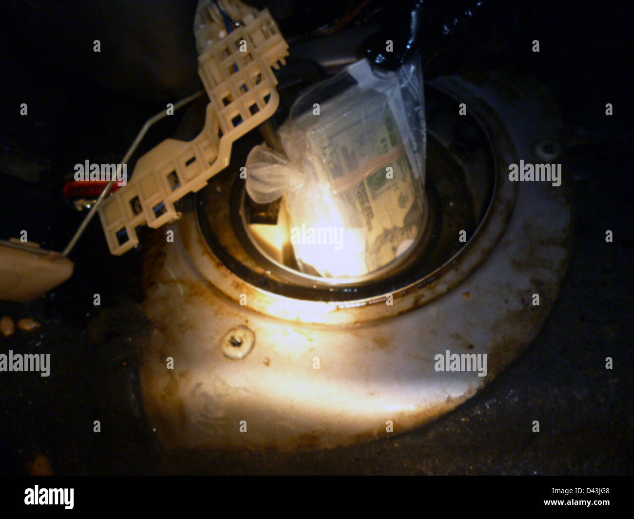 I funzionari delle dogane e della protezione di frontiera degli Stati Uniti hanno intercettato un veicolo che tentava di attraversare il Messico con contanti non dichiarati nascosti nel serbatoio del gas. Questa operazione evidenzia gli sforzi in corso in materia di sicurezza delle frontiere e di applicazione delle dogane. Foto Stock