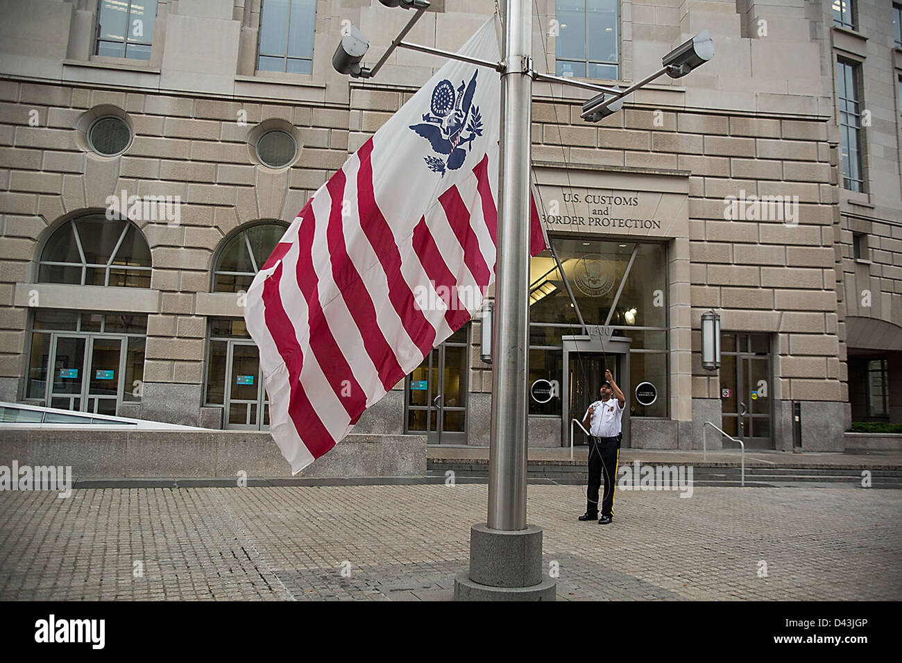 Il flag CBP è sollevato a metà-personale per onorare caduti Pattuglia di Confine Agent Nicholas J. Ivie Foto Stock