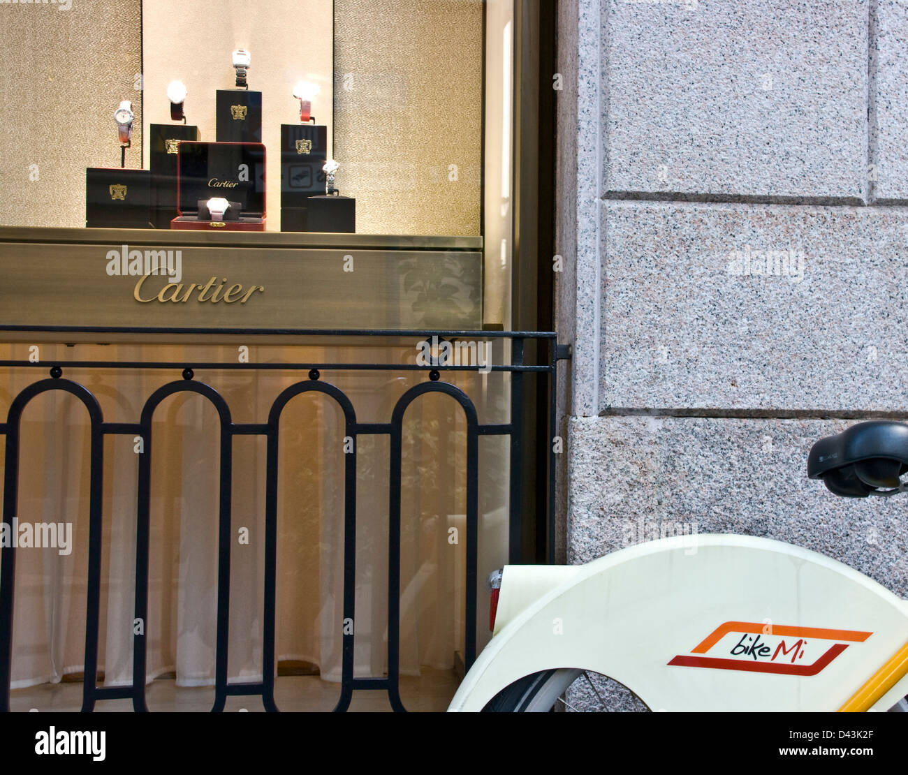 Bike Mi noleggio bici al di fuori di Cartier designer di lusso watch store milano lombardia italia Europa Foto Stock