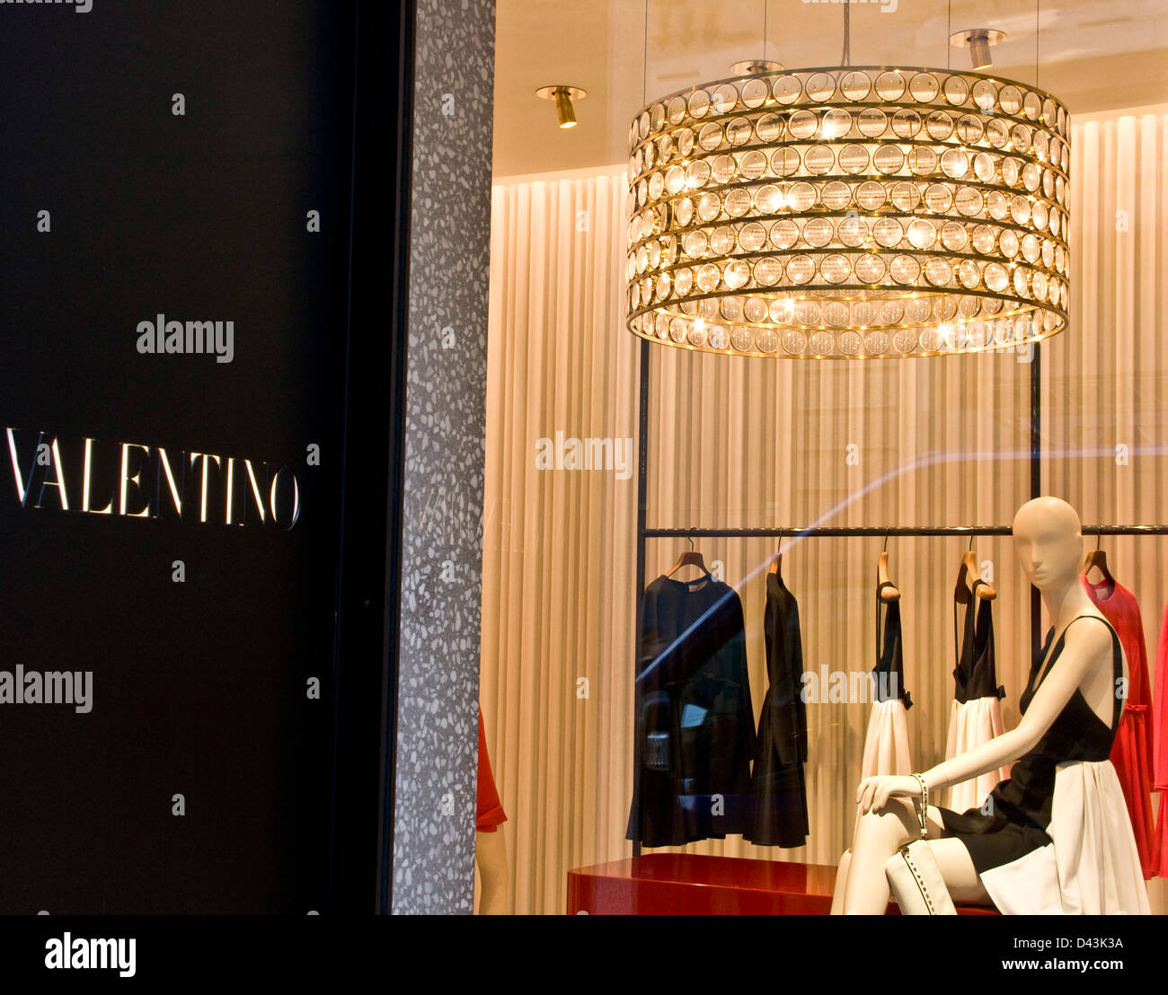 Valentino boutique designer display del negozio nel quartiere alla moda di Via Montenapoleone Milano Lombardia Italia Europa Foto Stock