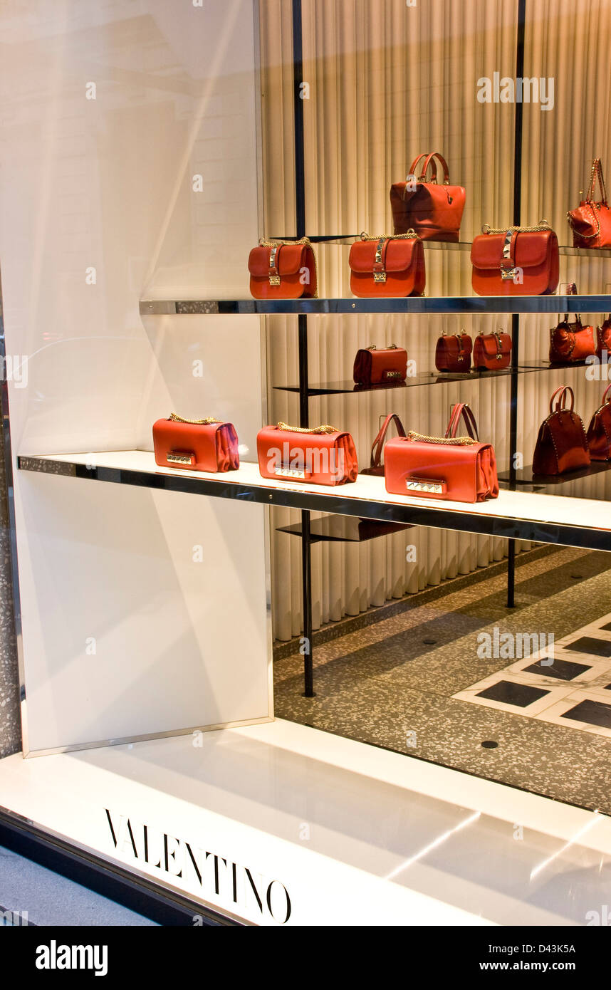Designer borsette accessori Valentino store window display Via Montenapoleone Milano Lombardia Italia Europa Foto Stock