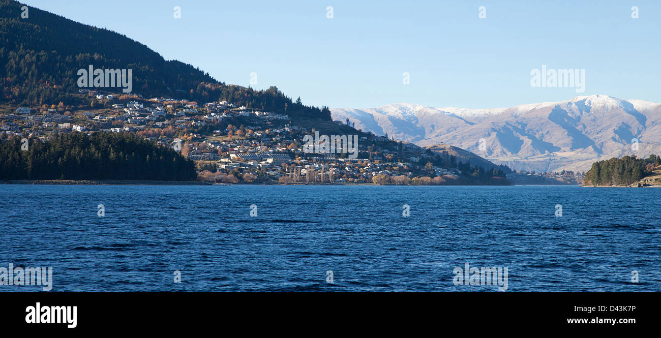 Una felice giornata di sole lungo il lago di Wakatipu Queenstown Isola del Sud della Nuova Zelanda Foto Stock