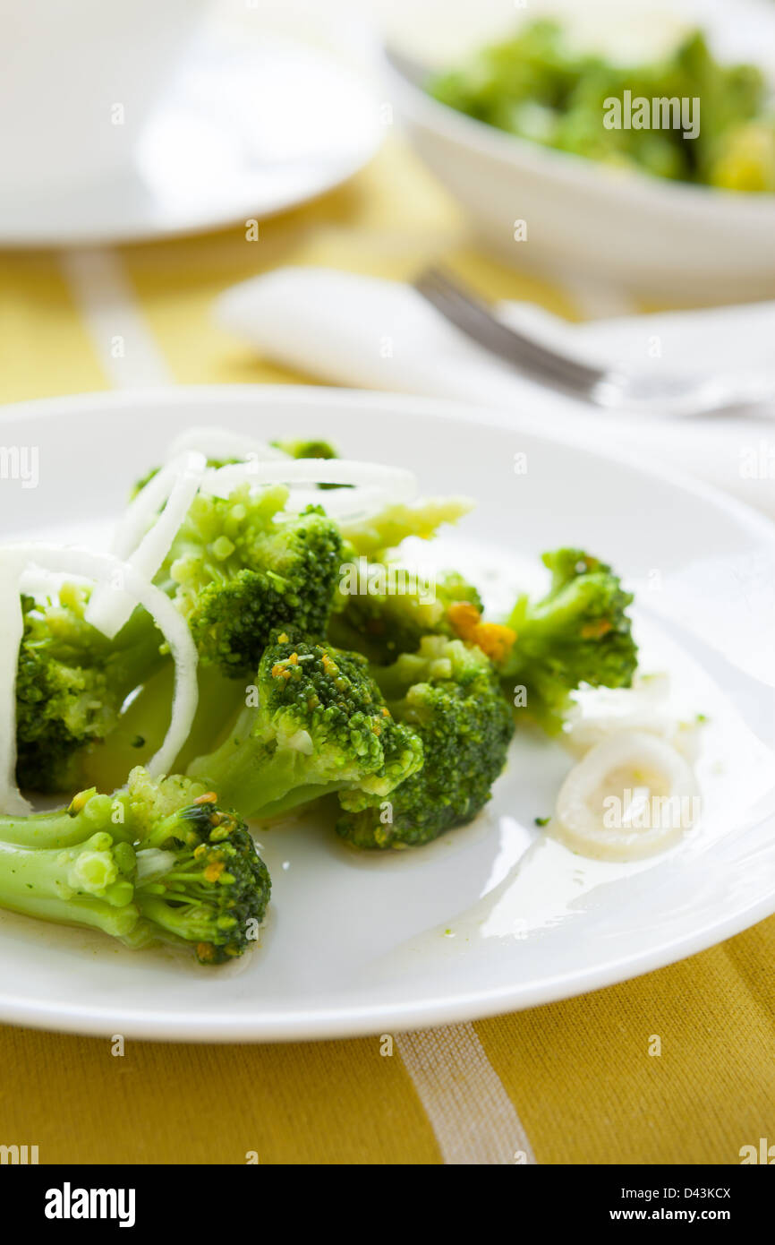 Broccoli fritti in olio di oliva, primo piano Foto Stock