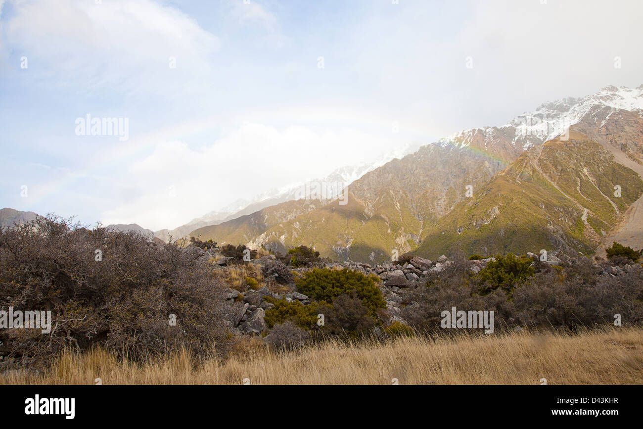Bellissimo arcobaleno a Mt Cook Parco Nazionale delle Alpi del Sud le valli di montagna si isola del Sud della Nuova Zelanda Foto Stock