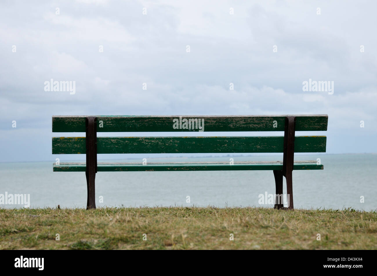 Svuotare una panchina nel parco, Ile de Re, Francia Foto Stock