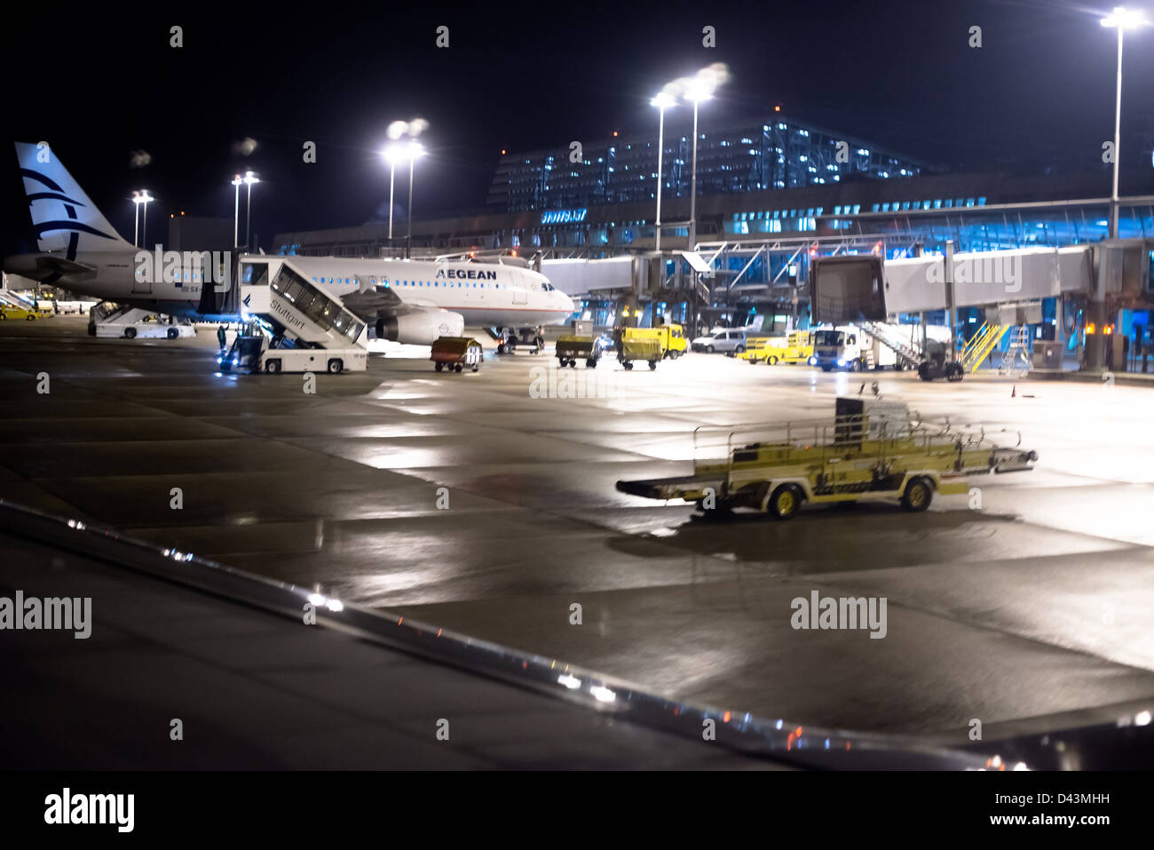 Un piano si sta avvicinando l'aeroporto la sera di venerdì 2 dicembre, 2012 a Stoccarda, in Germania. Foto Stock