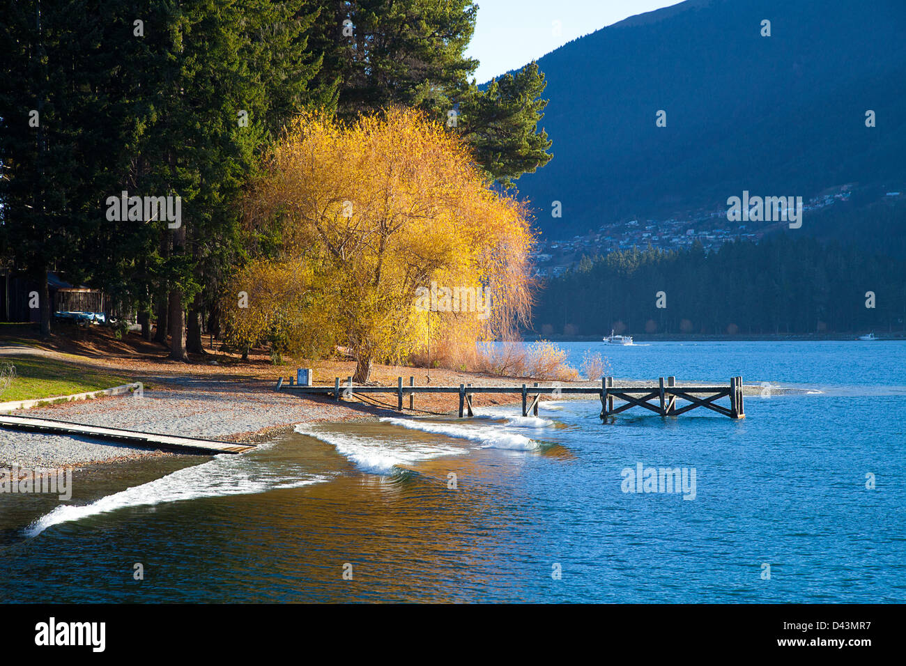 Bella giornata presso il lago di Wakatipu a inizio autunno Queenstown Isola del Sud della Nuova Zelanda Foto Stock