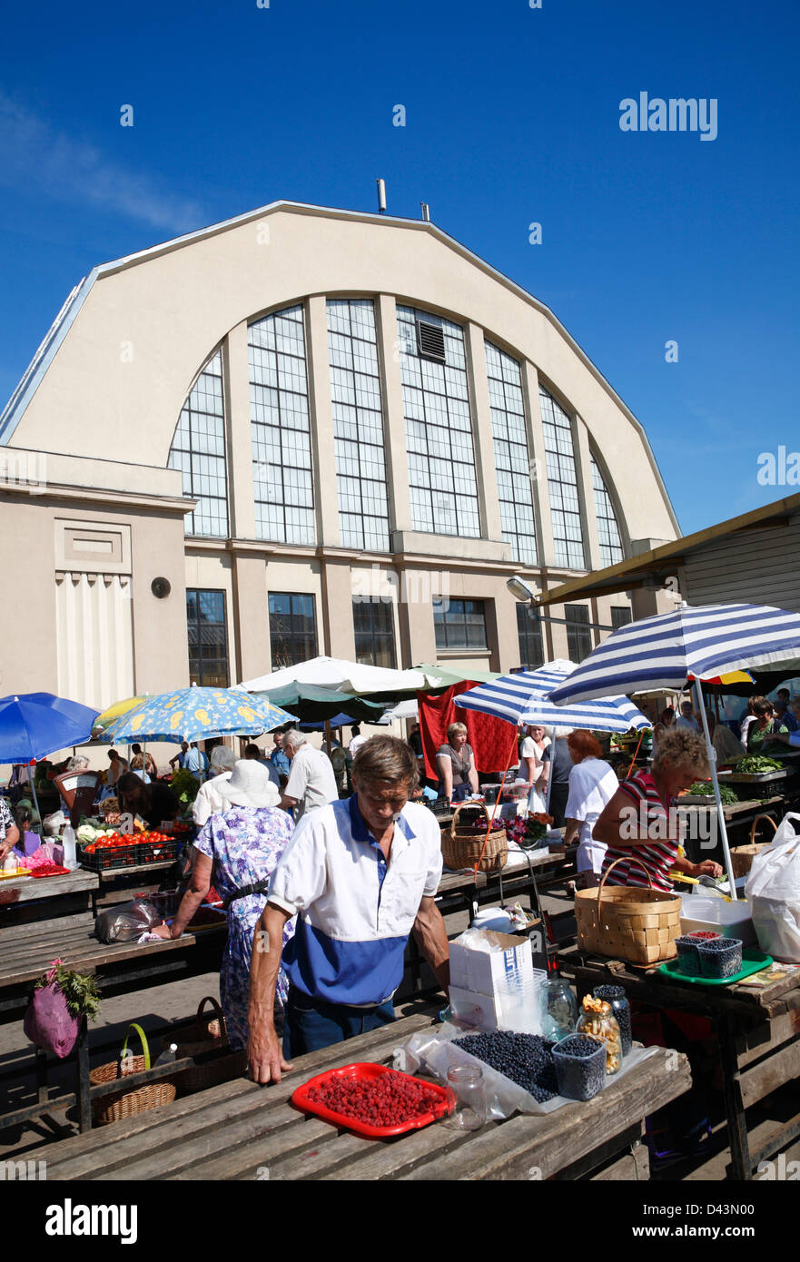 Commerciante di mercato, il mercato centrale (Centraltirgus) presso l'ex hangar Zeppelin, Riga, Lettonia, Europa Foto Stock