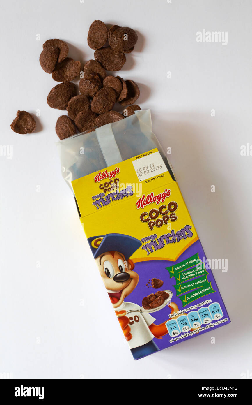 Scatola di cereali Kellogg's Coco Pops, cereali da colazione aperti con il contenuto versato isolato su sfondo bianco - scatola di cereali Foto Stock