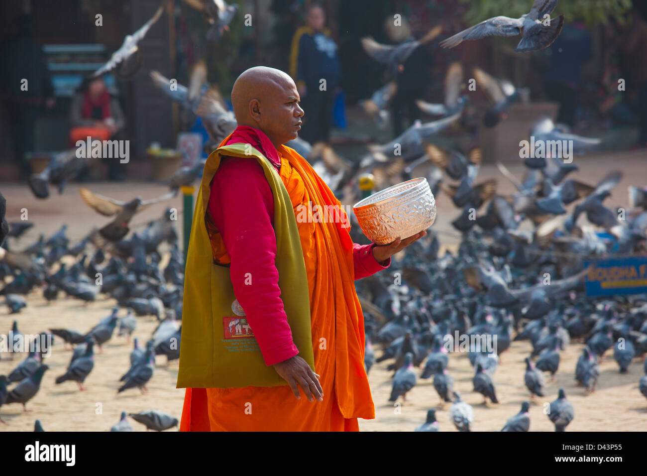 Il monaco cieco in cerca di donazioni, Stupa Boudhanath, Kathmandu, Nepal Foto Stock