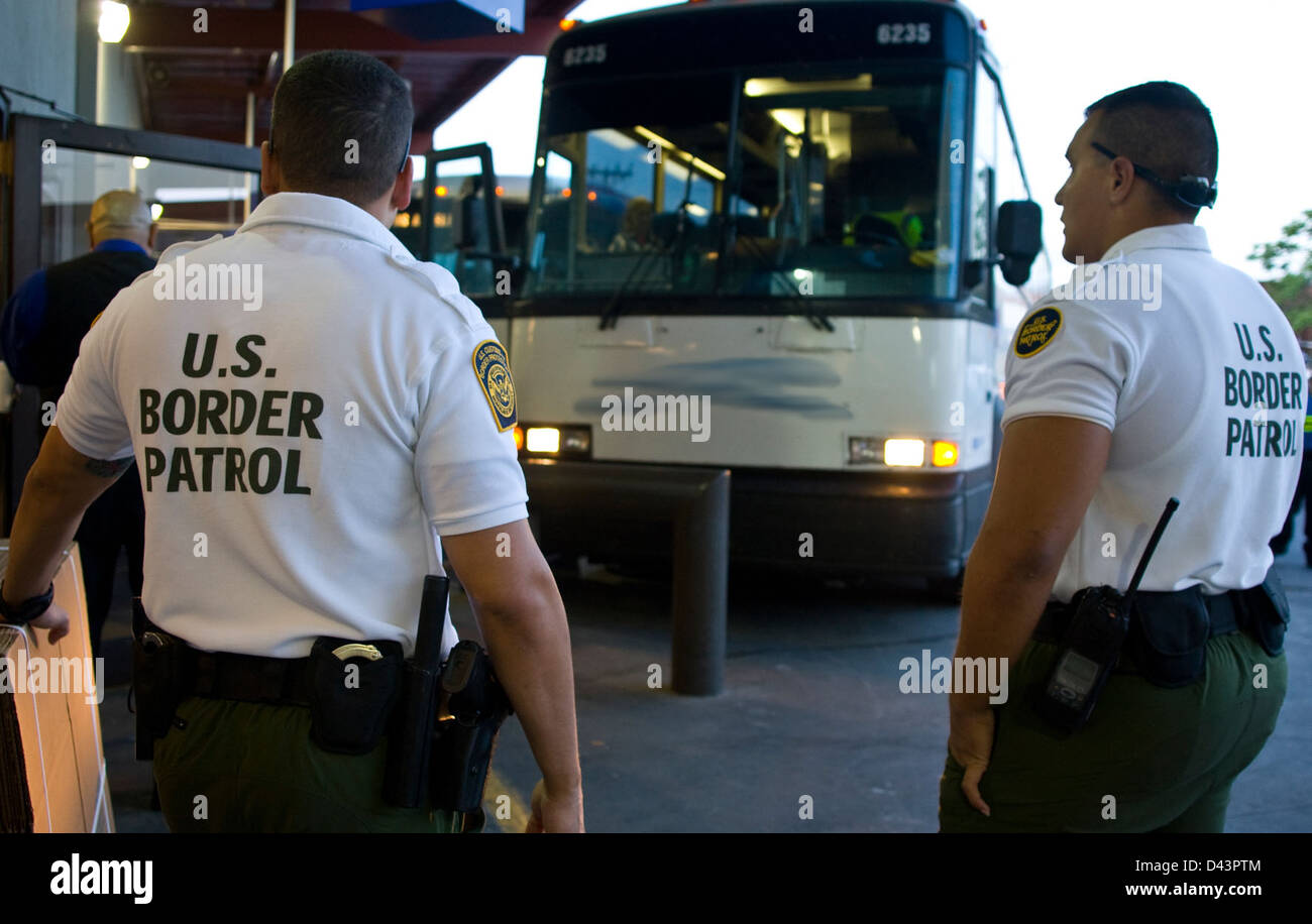 Gli agenti della dogana e della protezione delle frontiere (CBP) degli Stati Uniti conducono un controllo di routine di un autobus nell'ambito delle loro responsabilità nell'applicazione delle leggi sull'immigrazione e nella prevenzione delle attività illegali al confine degli Stati Uniti. Questi agenti includono agenti della pattuglia di frontiera e ispettori dell'immigrazione che garantiscono il rispetto delle normative federali in vari punti di ingresso. Foto Stock