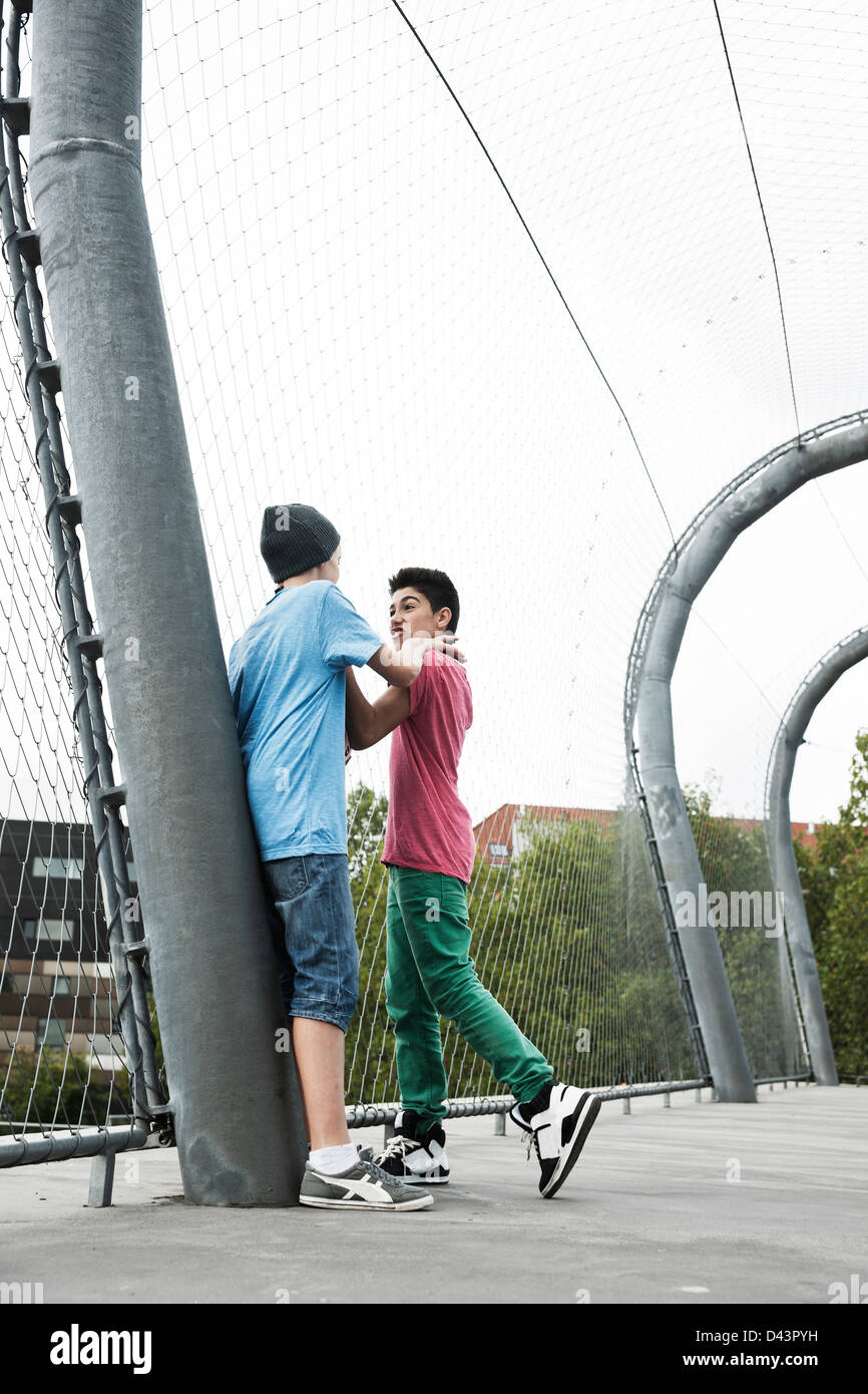 Ragazzi combattimenti nel parco giochi, Mannheim, Baden-Württemberg, Germania Foto Stock