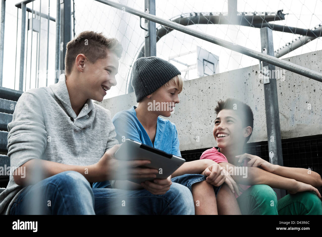 Ragazzi con la compressa seduti sulle gradinate, Mannheim, Baden-Württemberg, Germania Foto Stock