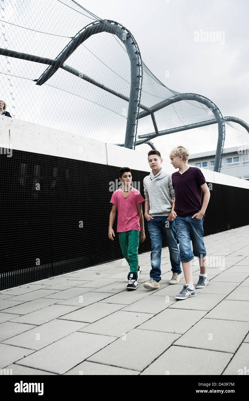 Ragazzi passeggiate nel parco giochi, Mannheim, Baden-Württemberg, Germania Foto Stock