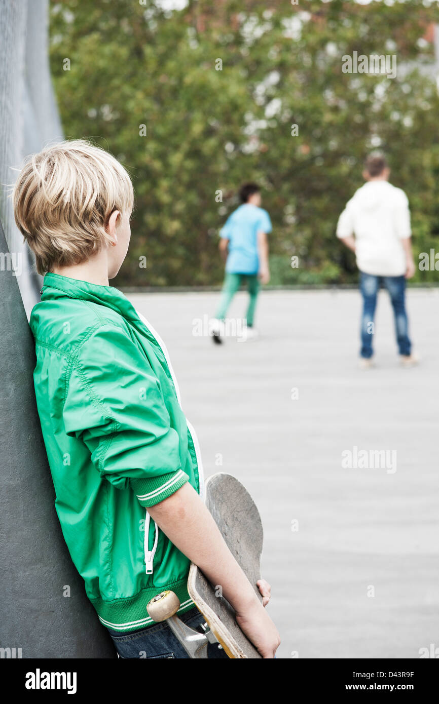 Ragazzi appendere fuori nel parco giochi, Mannheim, Baden-Württemberg, Germania Foto Stock