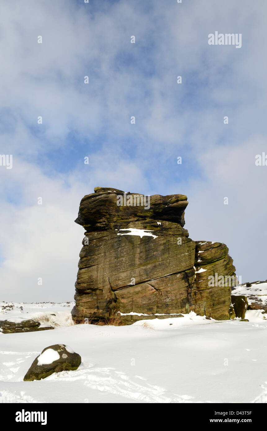 Tappo di madre rock formazione nella neve - Peak District, England, Regno Unito Foto Stock