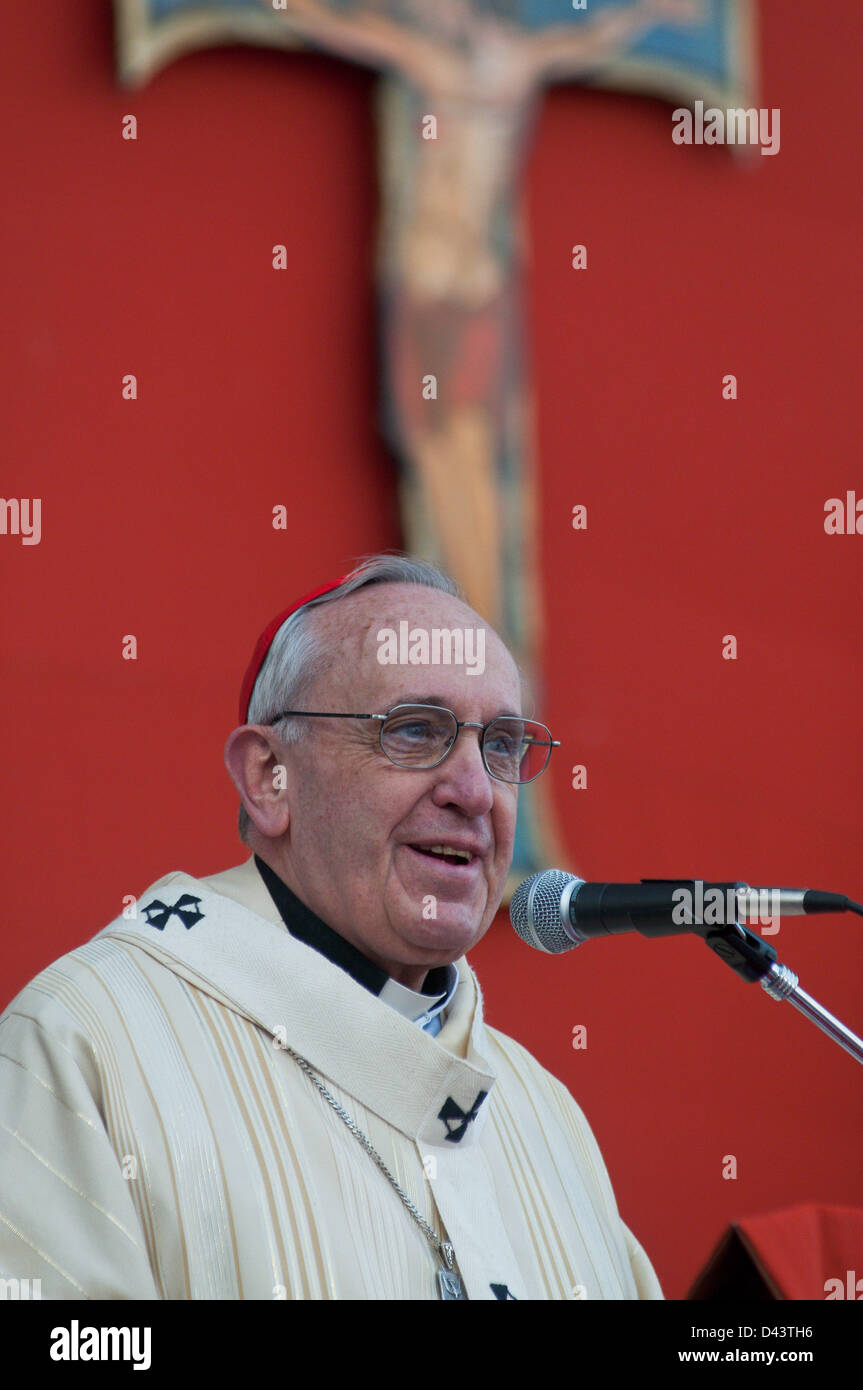 Giugno 9, 2012 - Buenos Aires, Buenos Aires, Argentina - Mons Jorge Bergoglio conducendo la festa di Chorpus Christi di fronte a Buenos Aires la Cattedrale di credito (Immagine: © Patricio Murphy/ZUMAPRESS.com) Foto Stock