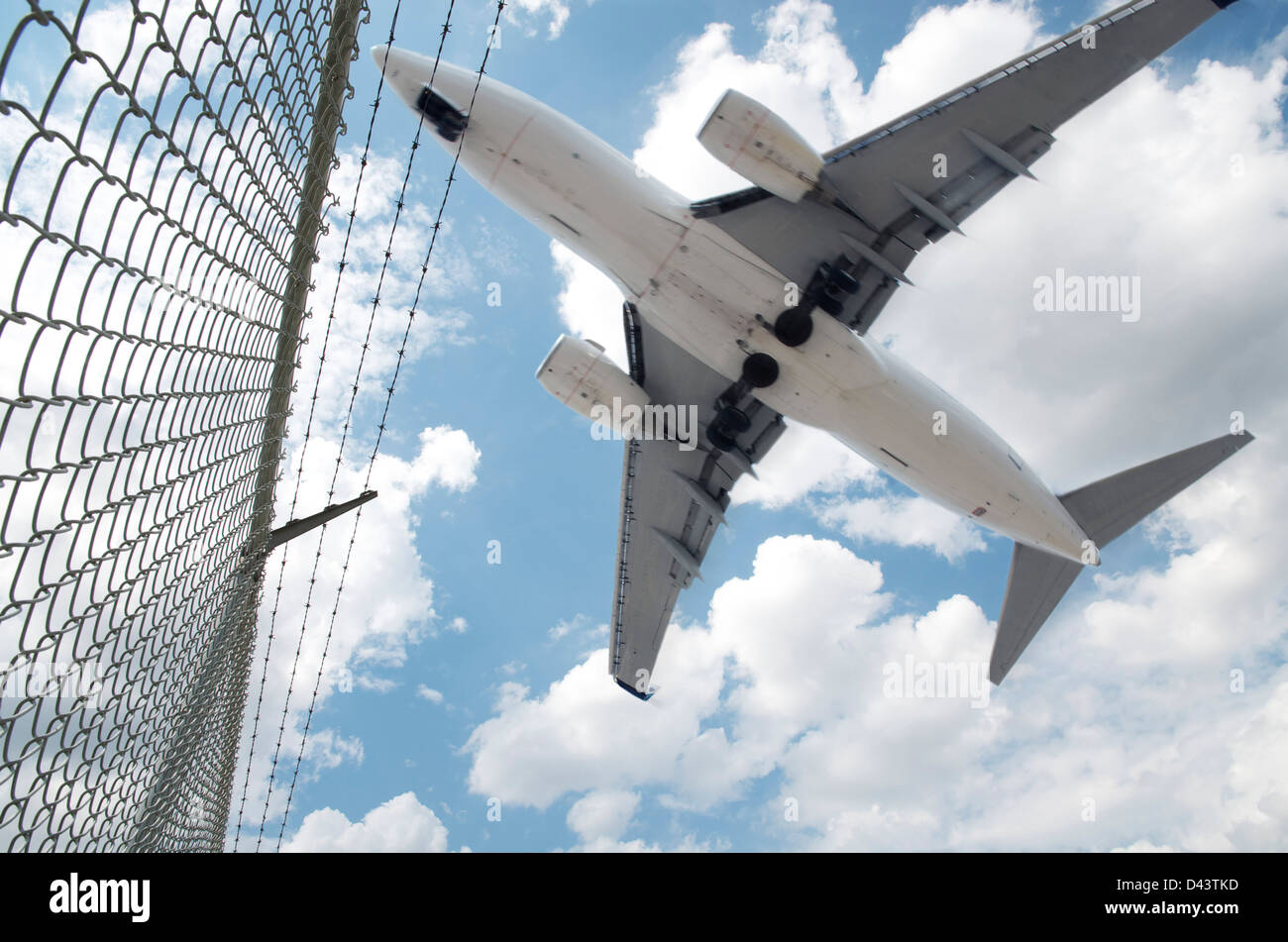 Jet atterraggio all'Aeroporto Internazionale Pearson di Toronto, Ontario, Canada Foto Stock