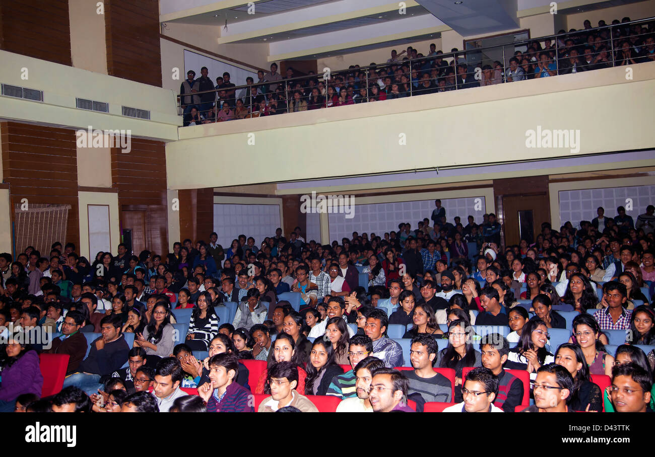 Presentazione,convention center,sala conferenze,istruzione,,pubblico,studente folla,sala conferenze,cultura giovanile,allegro,balcone Foto Stock