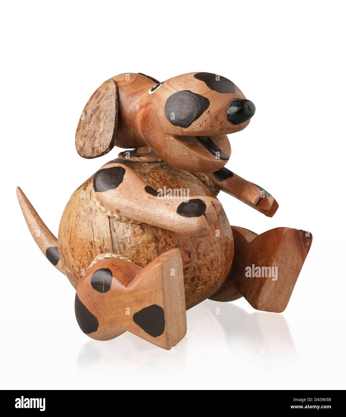 Carino salvadanaio artigianale cane in legno isolato su sfondo bianco Foto Stock