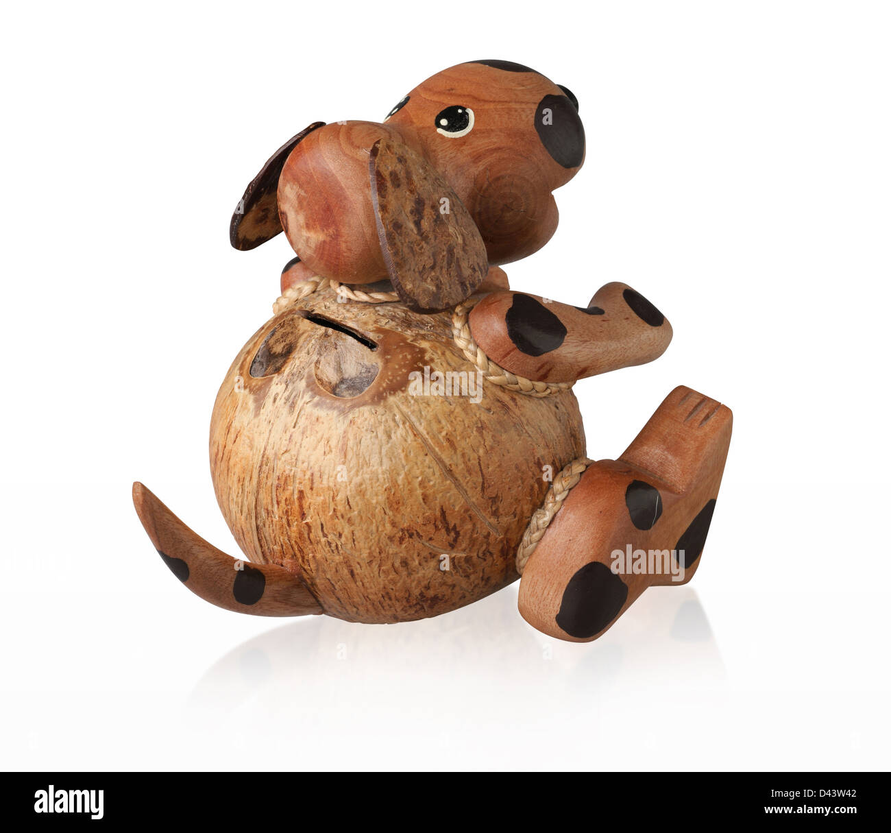 Carino salvadanaio artigianale cane in legno isolato su sfondo bianco Foto Stock