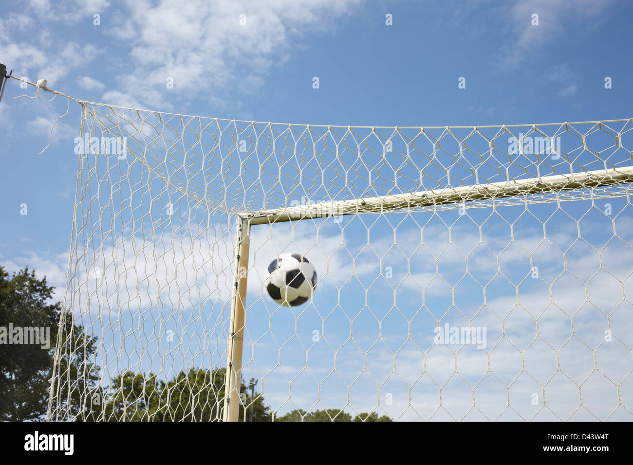 Pallone da calcio in gol, Cap Ferret, Gironde, Aquitaine, Francia Foto  stock - Alamy